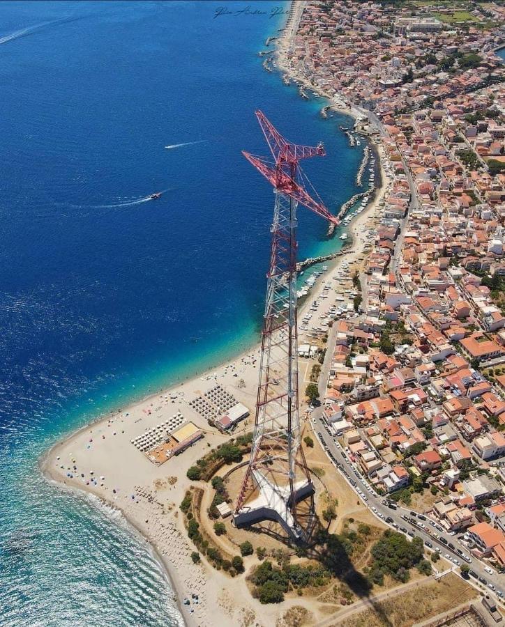 Tra mare e lago Torre di Faro Exterior foto